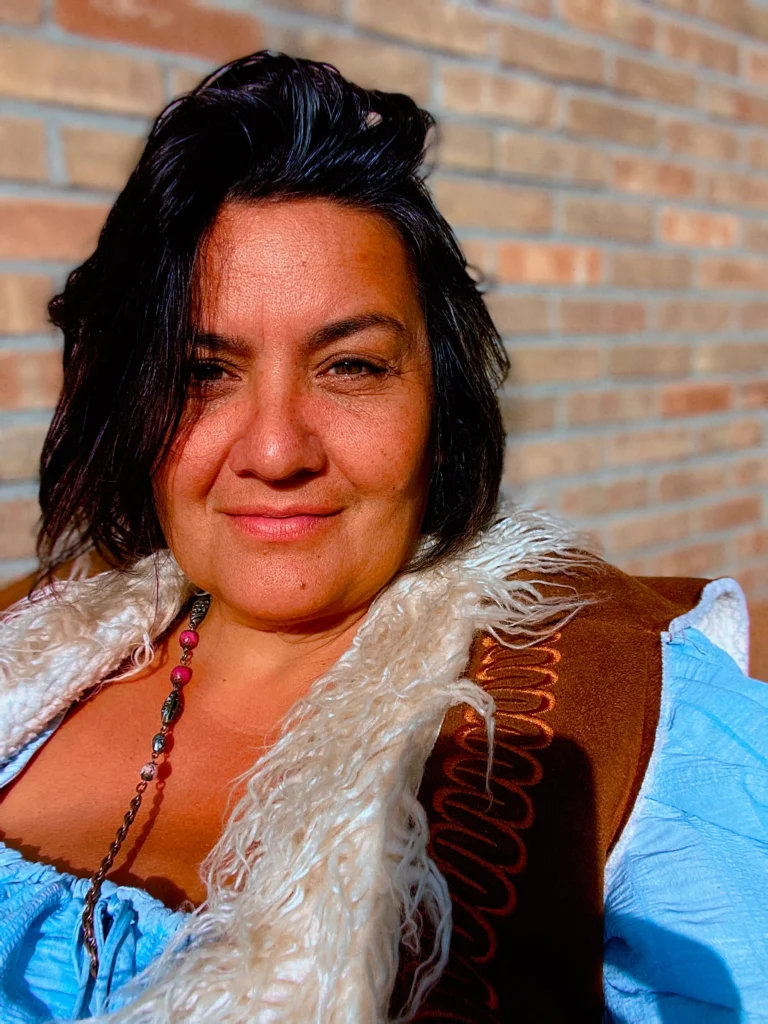 Elisabeth de Charon, polyamorie relatiecoach, biedt landelijk ENM coaching bij jaloezie en overwhelm